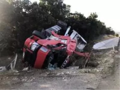 Süt dolu tanker devrildi: 1 yaralı Süt dolu tanker devrildi: 1 yaralı