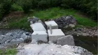 Taşan dere mahallenin tek ulaşımı olan köprüyü yıktı Taşan dere mahallenin tek ulaşımı olan köprüyü yıktı