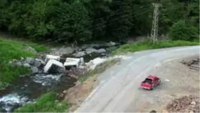 Taşan dere köyün tek ulaşımı olan köprüyü yıktı! Halk kara kara düşünüyor Taşan dere köyün tek ulaşımı olan köprüyü yıktı! Halk kara kara düşünüyor