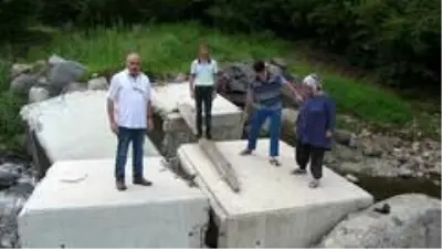 Taşan dere köyün tek ulaşımı olan köprüyü yıktı! Halk kara kara düşünüyor Taşan dere köyün tek ulaşımı olan köprüyü yıktı! Halk kara kara düşünüyor
