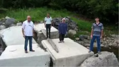 Taşan dere köyün tek ulaşımı olan köprüyü yıktı! Halk kara kara düşünüyor Taşan dere köyün tek ulaşımı olan köprüyü yıktı! Halk kara kara düşünüyor