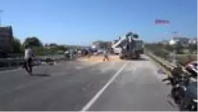 TEKİRDAĞ Tekirdağ'da buğday yüklü TIR devrildi, 3 kilometre araç kuyruğu oluştu TEKİRDAĞ Tekirdağ'da buğday yüklü TIR devrildi, 3 kilometre araç kuyruğu oluştu