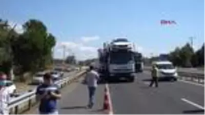 TEKİRDAĞ Tekirdağ'da buğday yüklü TIR devrildi, 3 kilometre araç kuyruğu oluştu TEKİRDAĞ Tekirdağ'da buğday yüklü TIR devrildi, 3 kilometre araç kuyruğu oluştu