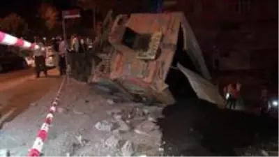 Ümraniye'de kamyon devrildi: 1 yaralı Ümraniye'de kamyon devrildi: 1 yaralı