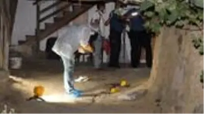 Üvey amca, kamayı tartıştığı yeğeninin göğsüne saplayarak öldürdü Üvey amca, kamayı tartıştığı yeğeninin göğsüne saplayarak öldürdü