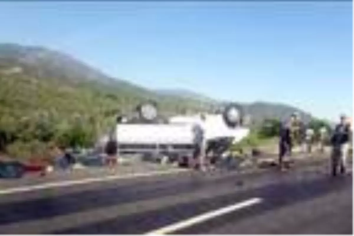 Üzüm taşıyan kamyonet takla attı: 1 yaralı