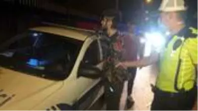Yakıtı biten 'sahte gazeteci' yolu trafiğe kapattı, polise zor anlar yaşattı Yakıtı biten 'sahte gazeteci' yolu trafiğe kapattı, polise zor anlar yaşattı
