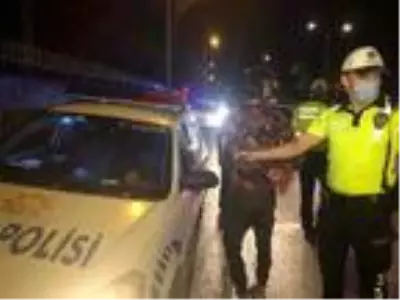 Son dakika haberi | Yakıtı biten 'sahte gazeteci' yolu trafiğe kapattı, polise zor anlar yaşattı Son dakika haberi | Yakıtı biten 'sahte gazeteci' yolu trafiğe kapattı, polise zor anlar yaşattı