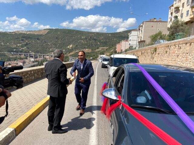 Davet edildiği düğüne yetişemeyen belediye başkanı, yolda konvoyun önünü kesip takısını taktı Davet edildiği düğüne yetişemeyen belediye başkanı, yolda konvoyun önünü kesip takısını taktı