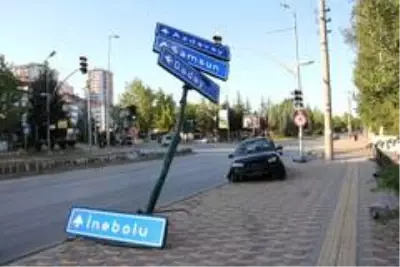 Sürücüsünün kontrolünü kaybettikten sonra direğe çarpan otomobil, ortadan yamuldu Sürücüsünün kontrolünü kaybettikten sonra direğe çarpan otomobil, ortadan yamuldu