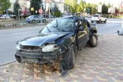 Sürücüsünün kontrolünü kaybettikten sonra direğe çarpan otomobil, ortadan yamuldu Sürücüsünün kontrolünü kaybettikten sonra direğe çarpan otomobil, ortadan yamuldu