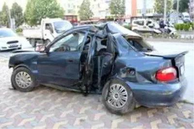 Sürücüsünün kontrolünü kaybettikten sonra direğe çarpan otomobil, ortadan yamuldu Sürücüsünün kontrolünü kaybettikten sonra direğe çarpan otomobil, ortadan yamuldu