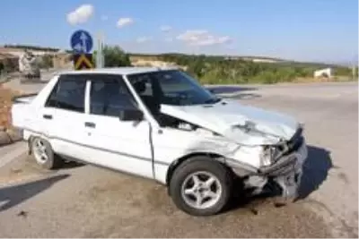 Sürücüsünün kontrolünü kaybettikten sonra direğe çarpan otomobil, ortadan yamuldu Sürücüsünün kontrolünü kaybettikten sonra direğe çarpan otomobil, ortadan yamuldu