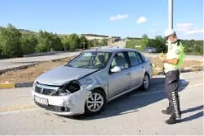 Sürücüsünün kontrolünü kaybettikten sonra direğe çarpan otomobil, ortadan yamuldu Sürücüsünün kontrolünü kaybettikten sonra direğe çarpan otomobil, ortadan yamuldu