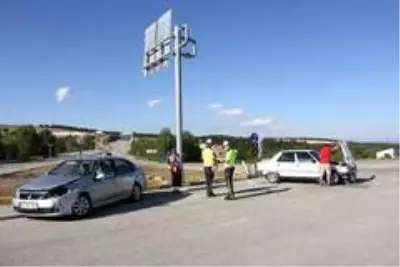 Sürücüsünün kontrolünü kaybettikten sonra direğe çarpan otomobil, ortadan yamuldu Sürücüsünün kontrolünü kaybettikten sonra direğe çarpan otomobil, ortadan yamuldu