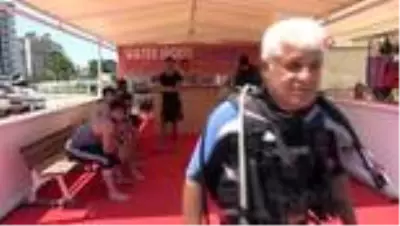 Saldırganlığıyla bilinen balon balığını su altında yakalayıp sevdiler Saldırganlığıyla bilinen balon balığını su altında yakalayıp sevdiler