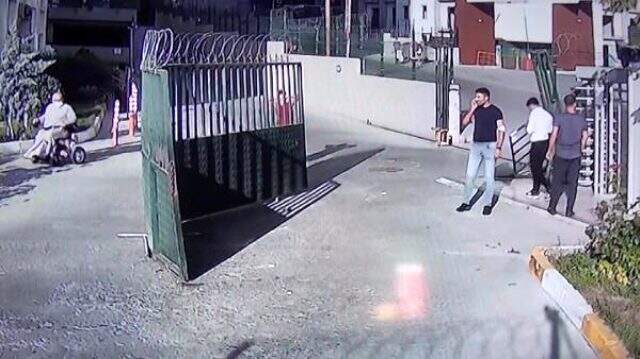 Site kurallarına uymak istemedi, aracıyla koca kapıyı yerinden söktü