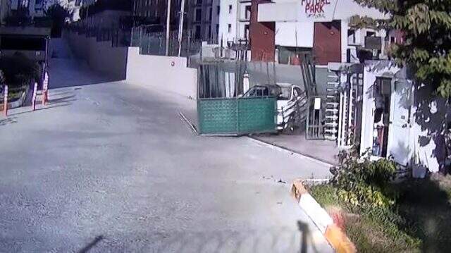 Site kurallarına uymak istemedi, aracıyla koca kapıyı yerinden söktü