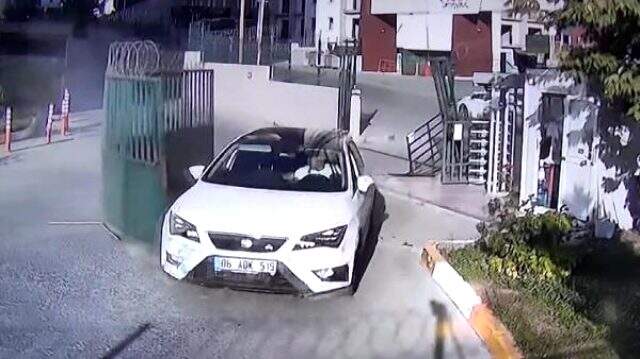 Site kurallarına uymak istemedi, aracıyla koca kapıyı yerinden söktü
