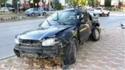 Sürücüsünün kontrolünü kaybettikten sonra direğe çarpan otomobil, ortadan yamuldu Sürücüsünün kontrolünü kaybettikten sonra direğe çarpan otomobil, ortadan yamuldu