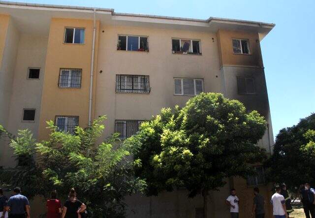 Uyuşturucu bağımlısı, iki kızı ve annesinin içinde olduğu evi yaktı