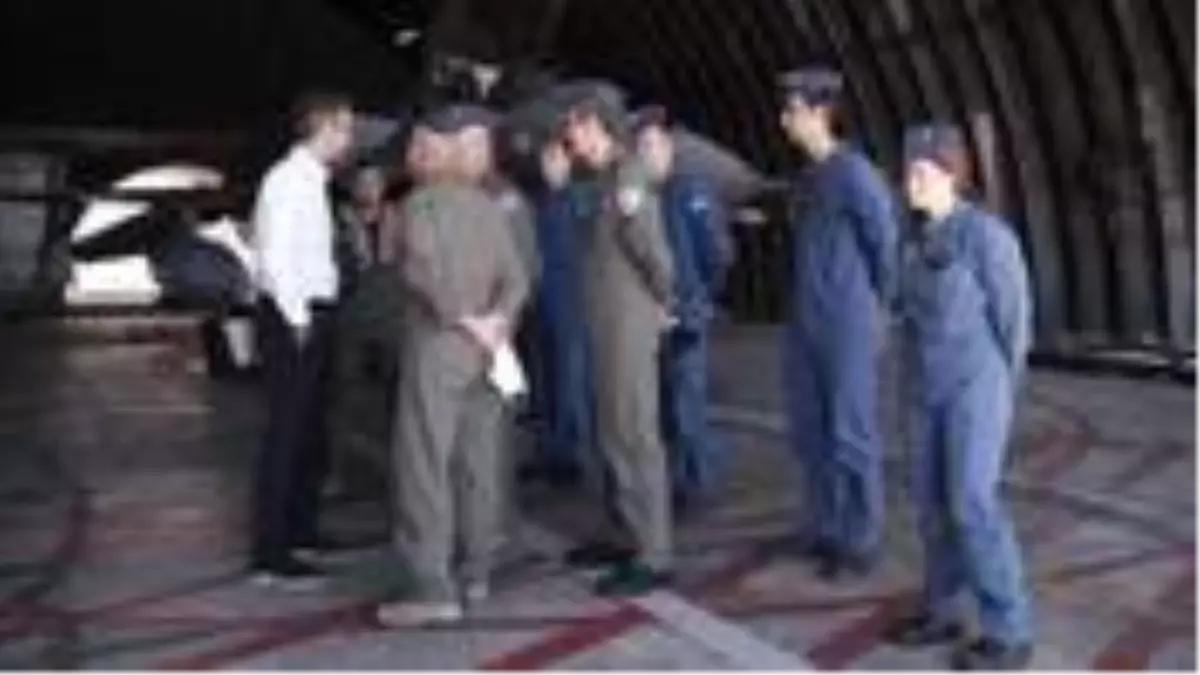 Yunanistan Başbakanı Miçotakis tahrik etmeye devam ediyor! Bomba yüklü F-16 önünde poz verdi