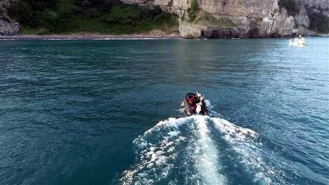 Zonguldak'ta koyda mahsur kalan 8 kişi gün ağarınca kurtarıldı Zonguldak'ta koyda mahsur kalan 8 kişi gün ağarınca kurtarıldı