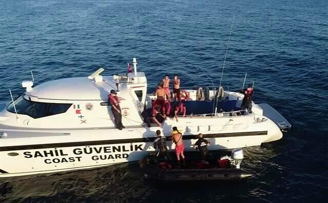 Zonguldak'ta koyda mahsur kalan 8 kişi gün ağarınca kurtarıldı Zonguldak'ta koyda mahsur kalan 8 kişi gün ağarınca kurtarıldı