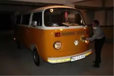 Sivas'ta yaşayan emekli vatandaş, 100 bin lira vermelerine rağmen satmadığı 1974 model minibüse gözü gibi bakıyor