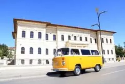 Sivas'ta yaşayan emekli vatandaş, 100 bin lira vermelerine rağmen satmadığı 1974 model minibüse gözü gibi bakıyor