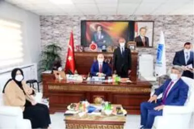 Bakan Karaismailoğlu'ndan Tuşba Belediyesine ziyaret Bakan Karaismailoğlu'ndan Tuşba Belediyesine ziyaret