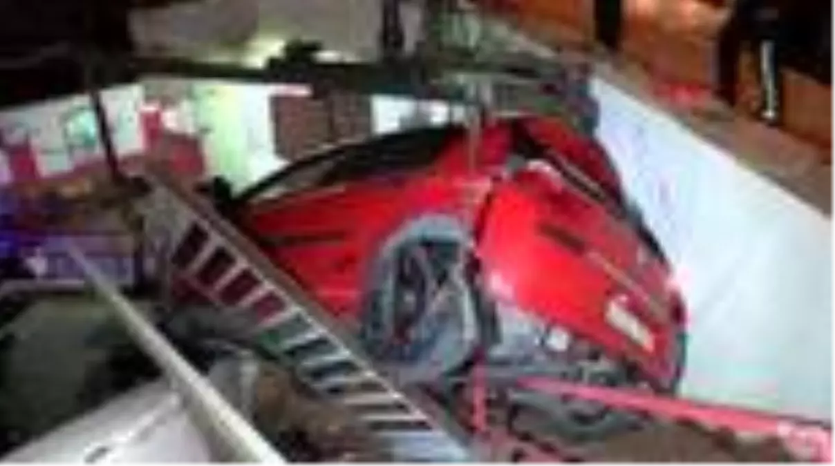 BEYOĞLU'NDA OTOMOBİL ÇAY BAHÇESİNE DEVRİLDİ