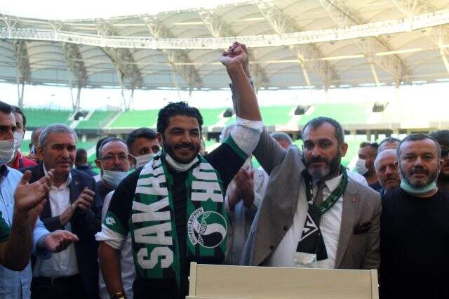 Ebru Şallı'nın eşi Uğur Akkuş'un da katıldığı seçimde Cevat Ekşi, Sakaryaspor'un yeni başkanı oldu