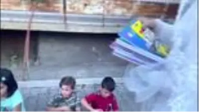 Son dakika! Gelin ve damatlıkla çocuklara oyuncak ve kırtasiye malzemesi dağıttılar Son dakika! Gelin ve damatlıkla çocuklara oyuncak ve kırtasiye malzemesi dağıttılar