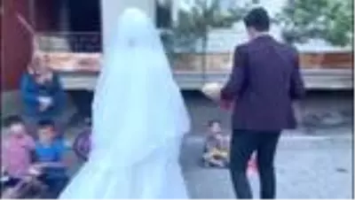 Son dakika! Gelin ve damatlıkla çocuklara oyuncak ve kırtasiye malzemesi dağıttılar Son dakika! Gelin ve damatlıkla çocuklara oyuncak ve kırtasiye malzemesi dağıttılar