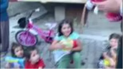Son dakika! Gelin ve damatlıkla çocuklara oyuncak ve kırtasiye malzemesi dağıttılar Son dakika! Gelin ve damatlıkla çocuklara oyuncak ve kırtasiye malzemesi dağıttılar