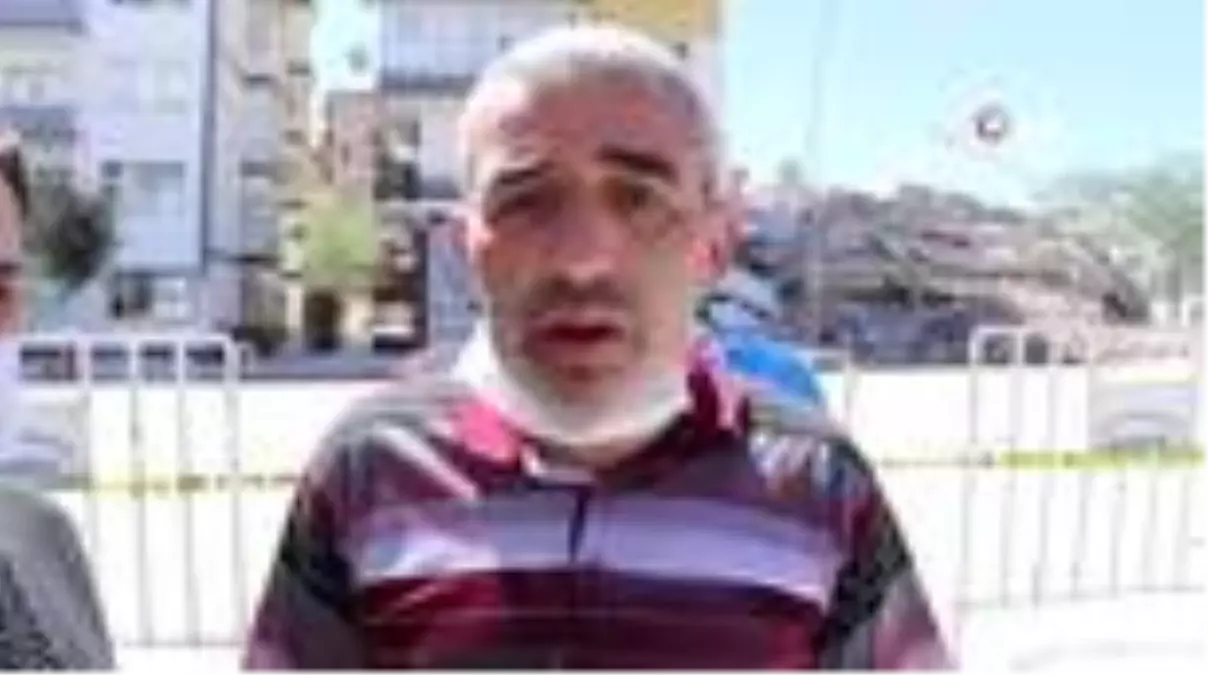 Hasarlı binanın yıkılması ile evleri hasar gören vatandaşlar destek bekliyor