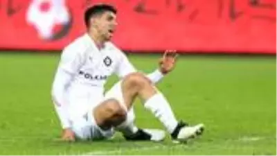 Lyon'a transfer olan Cenk Özkaçar, sözleşme imzalamak için Fransa'ya uçtu Lyon'a transfer olan Cenk Özkaçar, sözleşme imzalamak için Fransa'ya uçtu