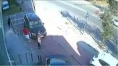 Otomobille çarpışan motosiklet sürücüsü yola böyle savruldu Otomobille çarpışan motosiklet sürücüsü yola böyle savruldu