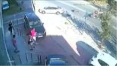 Otomobille çarpışan motosiklet sürücüsü yola böyle savruldu Otomobille çarpışan motosiklet sürücüsü yola böyle savruldu