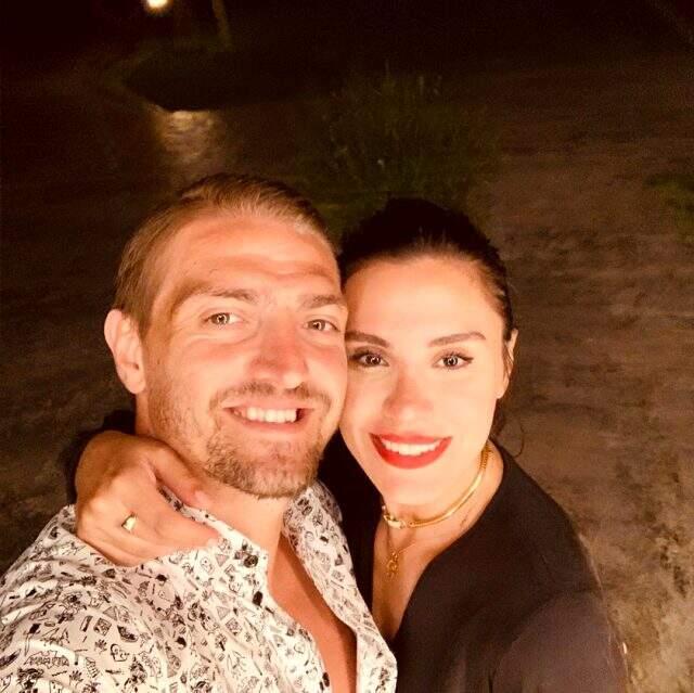 Caner Erkin ve Şükran Ovalı çifti tatilin tadını çıkarıyor Caner Erkin ve Şükran Ovalı çifti tatilin tadını çıkarıyor