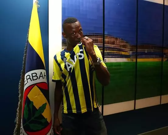 Fenerbahçe, Mame Thiam'ı 3 yıllığına kadrosuna kattı Fenerbahçe, Mame Thiam'ı 3 yıllığına kadrosuna kattı