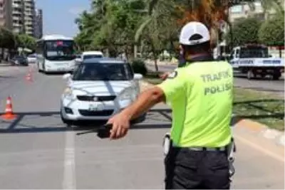 Son dakika gündem: Polisi gören sürücüler emniyet kemerini taktı Son dakika gündem: Polisi gören sürücüler emniyet kemerini taktı