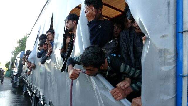 Samsun'da bir tırın dorsesinde 165 düzensiz göçmen yakalandı