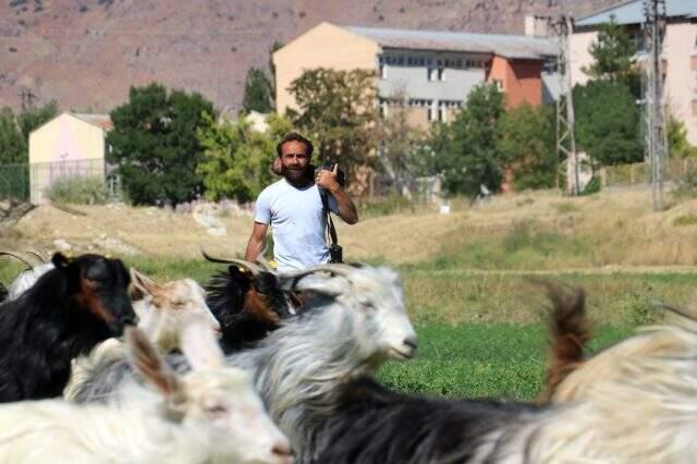 Sivaslı çoban, doğa fotoğrafçılığı yapmak için 25 bin liralık ekipman aldı