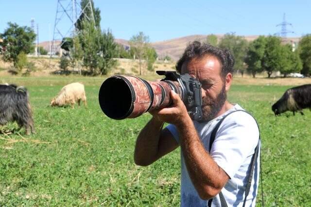 Sivaslı çoban, doğa fotoğrafçılığı yapmak için 25 bin liralık ekipman aldı