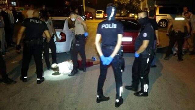Şüpheliyi gözaltına almak isteyen polis ekibi taşlı saldırıya uğradı, bir polis yaralandı