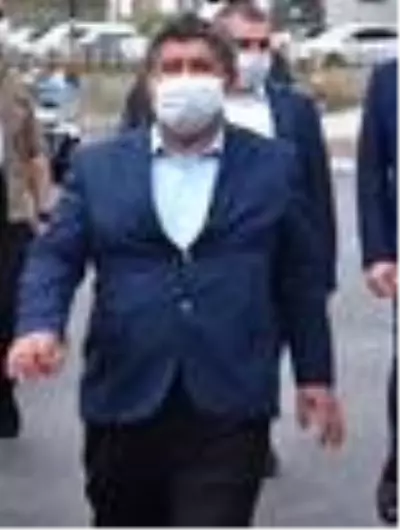 Trabzon Büyükşehir Belediyesi Yol Yapım ve Onarım Daire Başkanı Türker, korona virüs nedeniyle... Trabzon Büyükşehir Belediyesi Yol Yapım ve Onarım Daire Başkanı Türker, korona virüs nedeniyle...