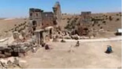 Zerzevan Kalesi'nde 100 gönüllüyle tarih gün yüzüne çıkarılıyor Zerzevan Kalesi'nde 100 gönüllüyle tarih gün yüzüne çıkarılıyor