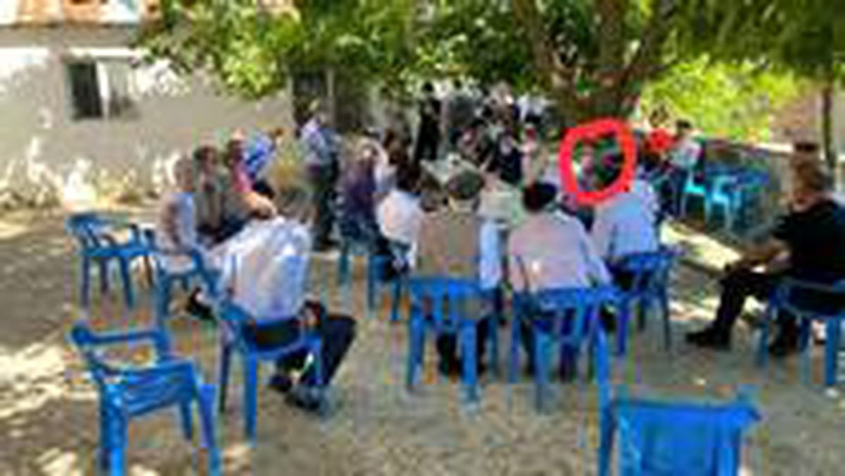AK Partili vekil, seçim bölgesi ziyaretinde sosyal mesafeyi unuttu